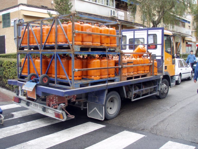 camion de gas envasado en una calle