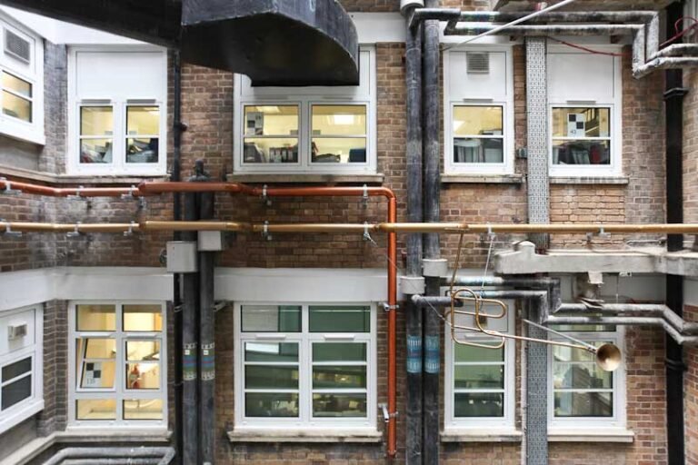 canerias en un edificio de departamentos