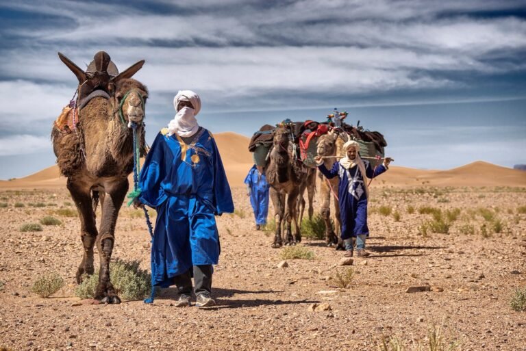 caravana de personas cruzando un desierto
