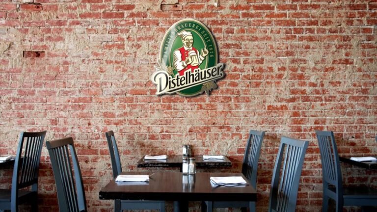 cartel de chapa en un ambiente comercial