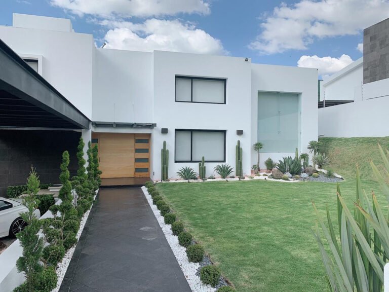 Qué servicios ofrece Casa Blanco en Juan B. Justo 11 casa blanca con jardin y ambiente acogedor