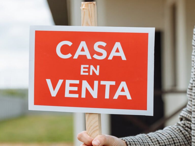 casa con letrero de se vende destacado