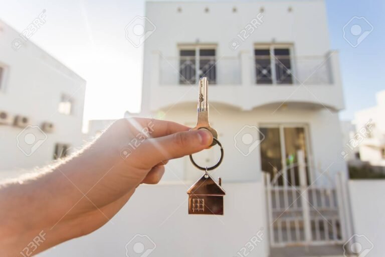 casa con llaves en manos de inquilino