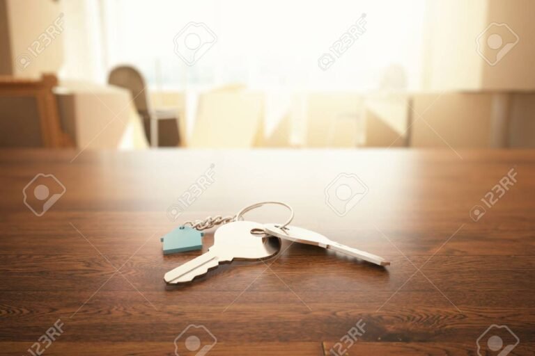 casa con llaves sobre una mesa 1