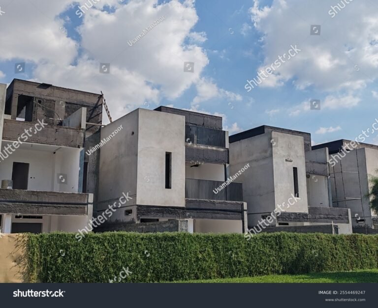 casa en construccion con fondo urbano