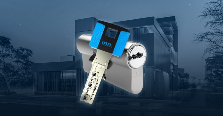 casa moderna con llaves en la puerta