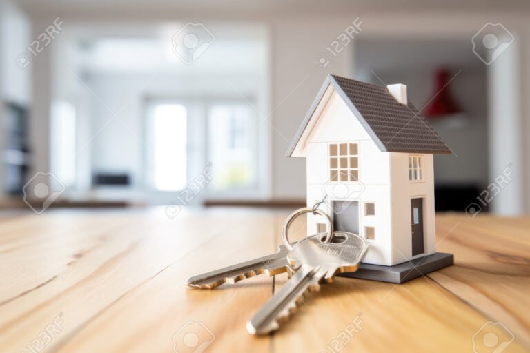 casa moderna con llaves sobre una mesa