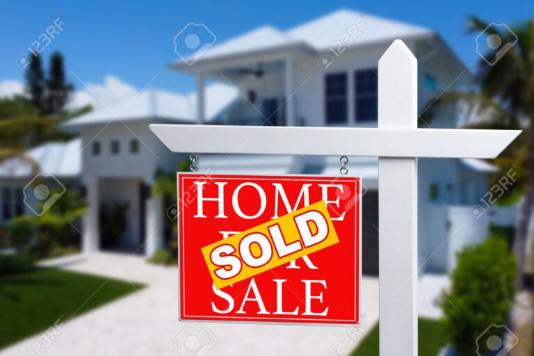 casas modernas con letrero en venta