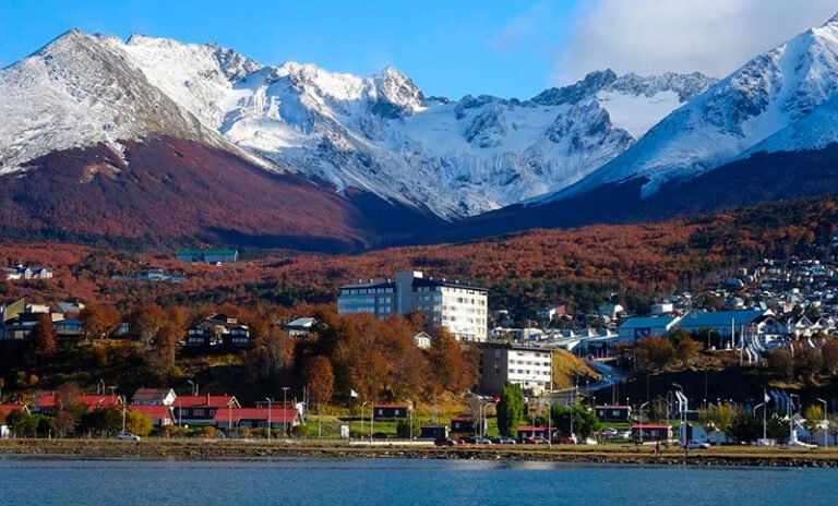 cementerio en ushuaia con paisajes nevados