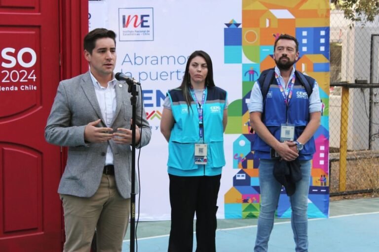 Qué preguntas se hacen en el censo y por qué son importantes 13 censistas recopilando datos en una comunidad