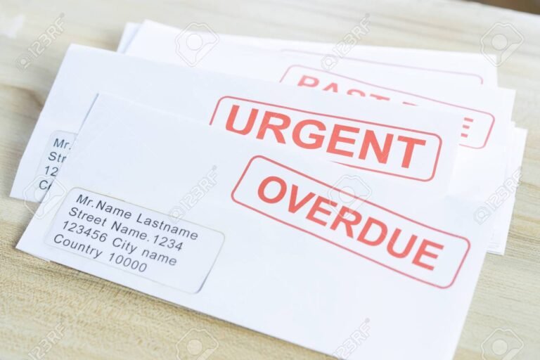 Se puede cobrar un cheque vencido en Argentina 11 cheque vencido sobre una mesa de madera