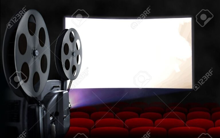 Qué películas están en cartelera y cuáles son los horarios en Cine Víctor 28 cine clasico con pantalla y asientos vacios