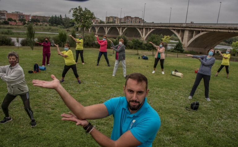 clase de tai chi en un parque