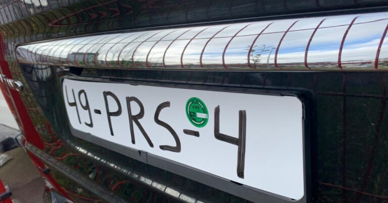 Cómo Obtener Datos de un Vehículo Usando su Patente en Argentina 2 coche argentino con matricula visible