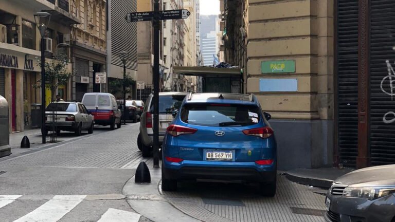 coche argentino estacionado en una ciudad