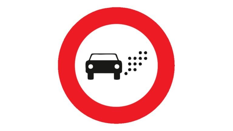 coche con senales de trafico y multas