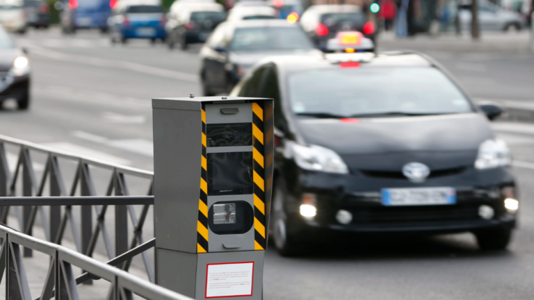coche detenido con etiquetas de multa