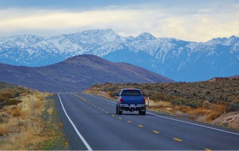 coche en una carretera despejada
