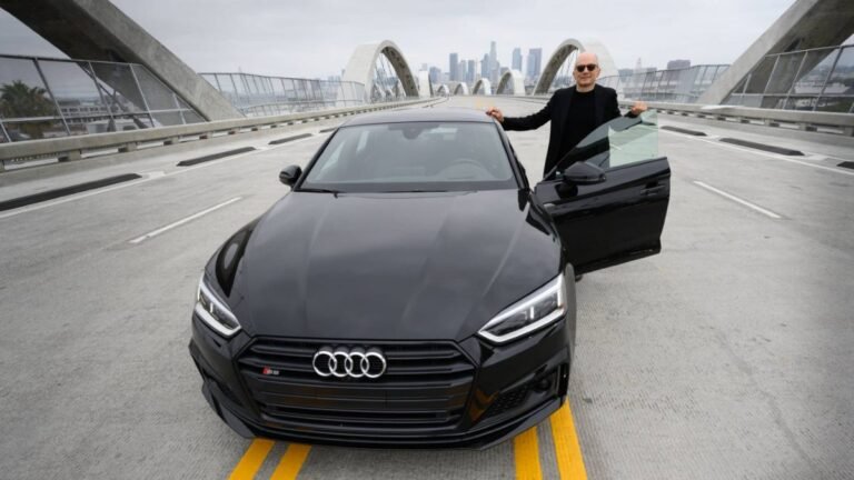 coche sin matricula en una carretera