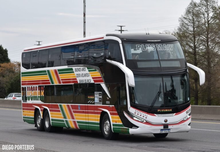 colectivo viajando por ruta argentina