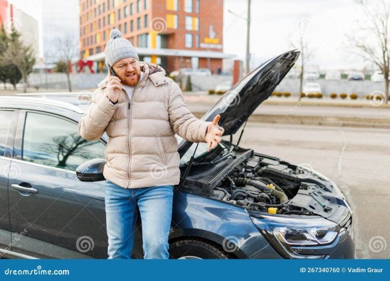 Qué consecuencias tiene la inhabilitación para conducir por alcoholemia 20 conductor preocupado junto a un automovil parado