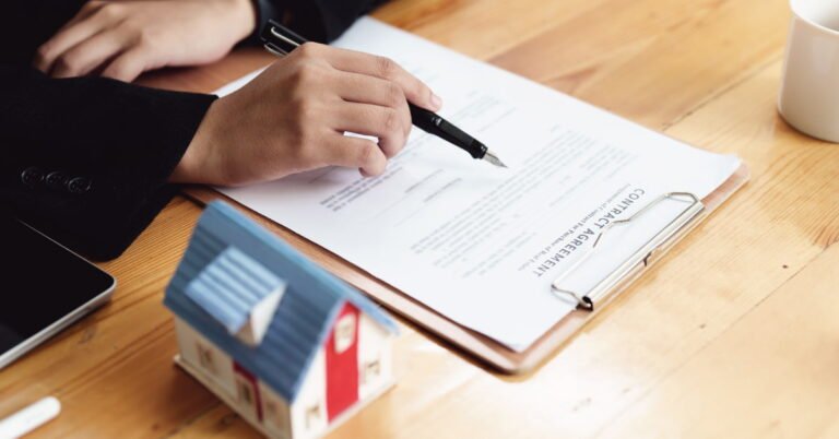 Tiene validez un contrato de alquiler si no está firmado por un escribano 3 contrato de alquiler en una mesa