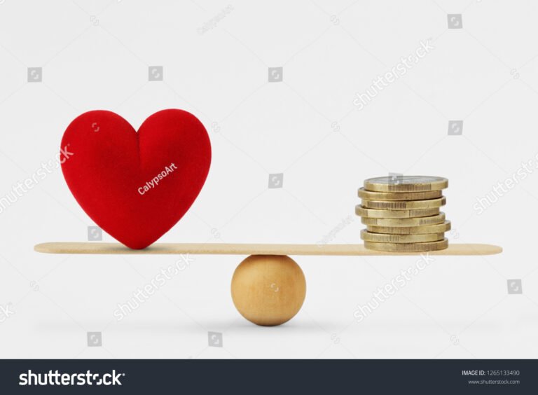corazon y dinero en balanza