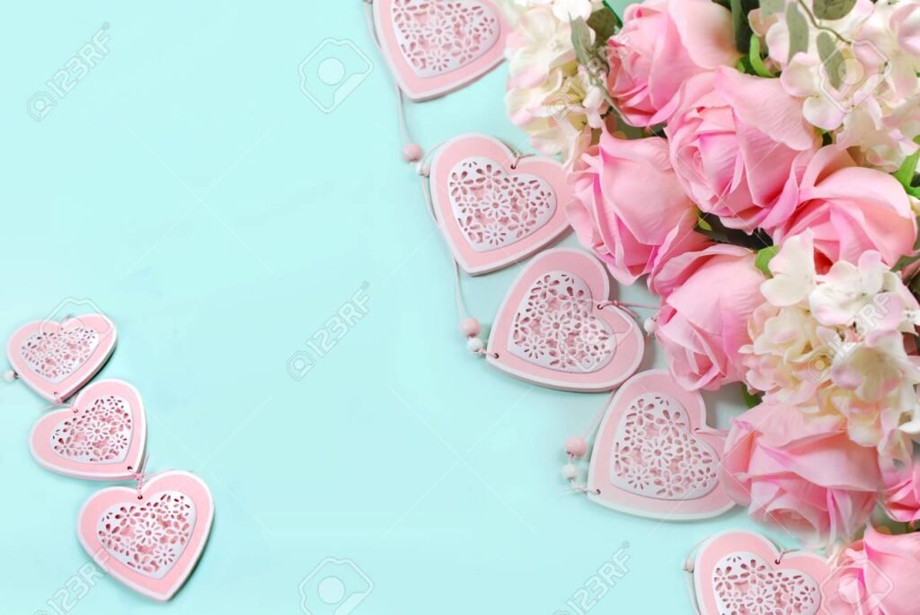 corazones y flores en un fondo romantico