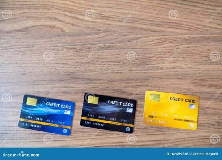 Cómo puedo dar de baja mi tarjeta de crédito del Banco Santa Fe 1 corte de tarjeta de credito sobre una mesa