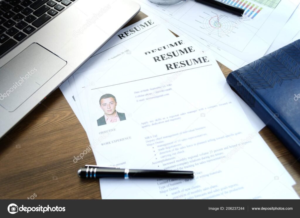 curriculum vitae en una mesa de trabajo