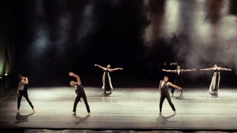 Quién es Mora Godoy y qué presenta en el Teatro Colón de Mar del Plata 16 danza contemporanea en un escenario teatral