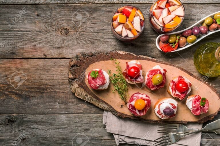 Cuáles son las mejores entradas de comida para fiestas que puedo preparar 10 deliciosas tapas coloridas en una mesa