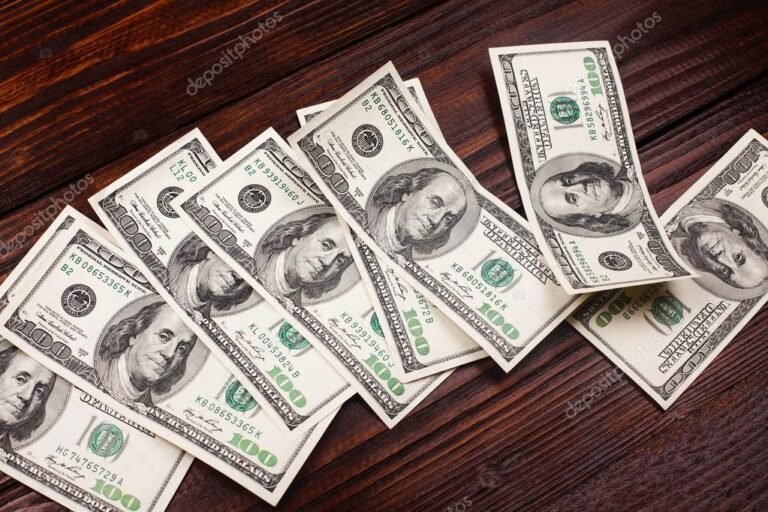 dinero en efectivo sobre una mesa