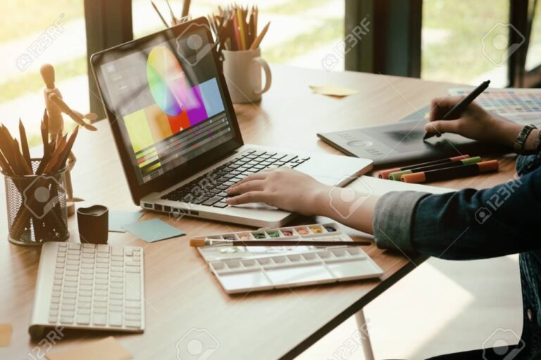 disenador trabajando en computadora creativa