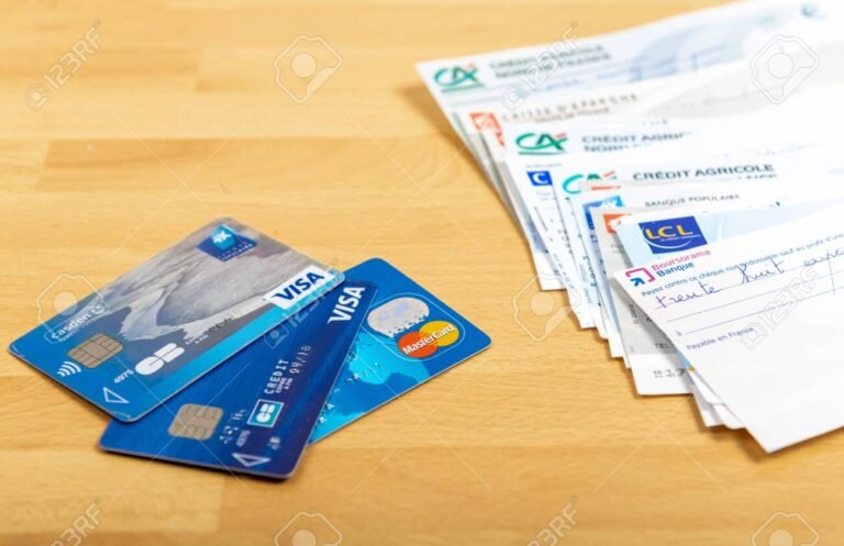 Puedo elegir mi cuenta sueldo en el banco que desee 24 diversas tarjetas de bancos sobre una mesa