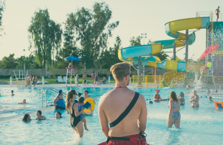Qué actividades y atracciones ofrece el parque acuático Lago Urugua-i 4 diversion en familia en parque acuatico