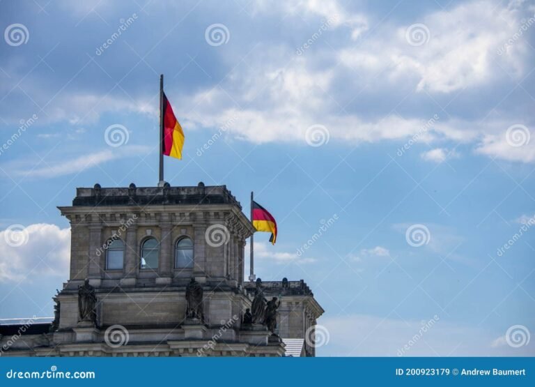 Qué es una sociedad anónima con participación estatal mayoritaria 17 edificio gubernamental con banderas ondeando