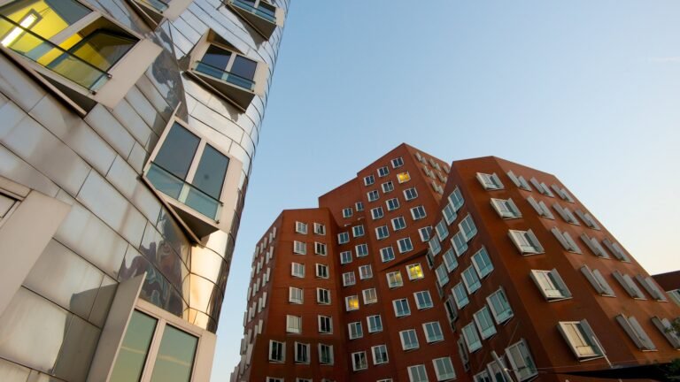 edificio moderno con un encargado en accion