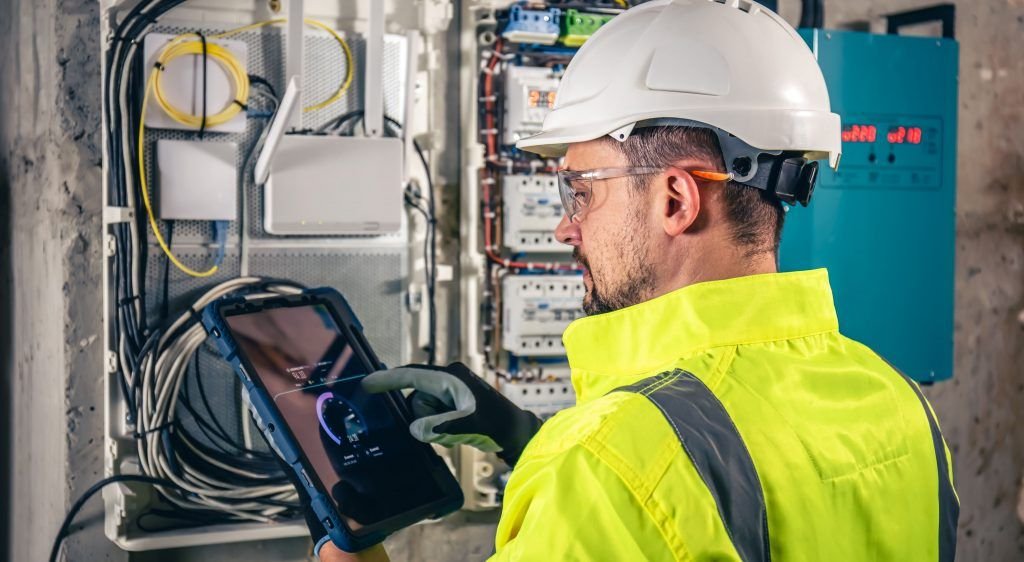 electricista trabajando en una instalacion electrica