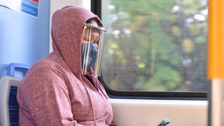 Qué requisitos necesito para acceder a la tarifa social SUBE para empleadas domésticas 7 empleada domestica usando transporte publico