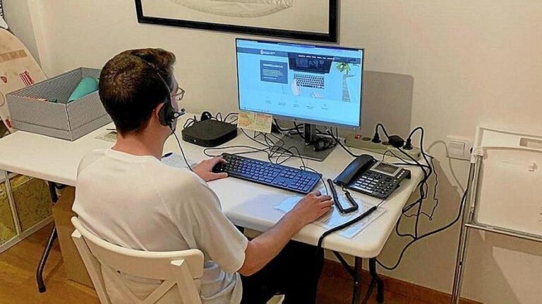 empleado municipal trabajando en su computadora