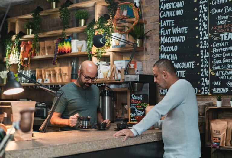 Cómo iniciar mi primer emprendimiento en San Luis 17 emprendedor planificando en un cafe