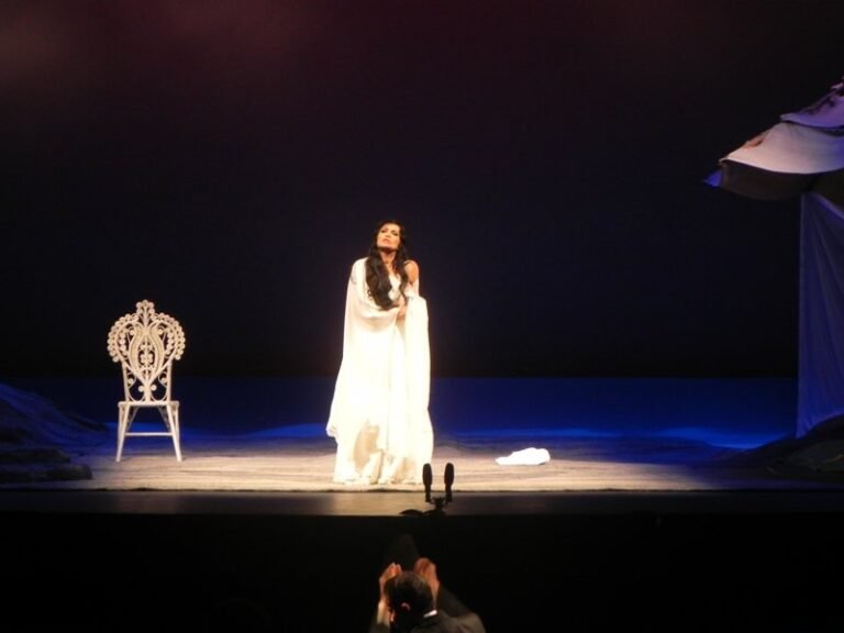 Qué obras de teatro destacadas escribió Adela Basch 6 escena de teatro con luces y actores