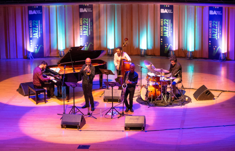 Qué eventos de jazz se presentan en Buenos Aires este fin de semana 29 escenario de jazz con musicos en accion