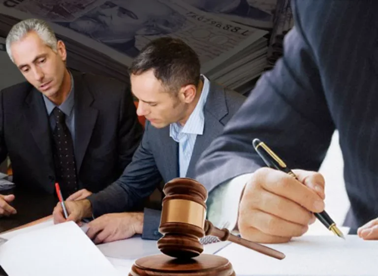 escribano en oficina con documentos legales