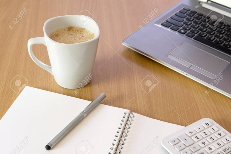 escritorio con computadora y cafe