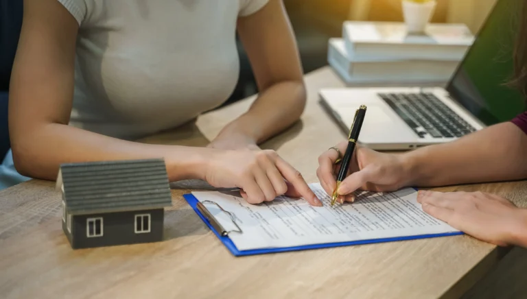 escritura de tierras en un escritorio
