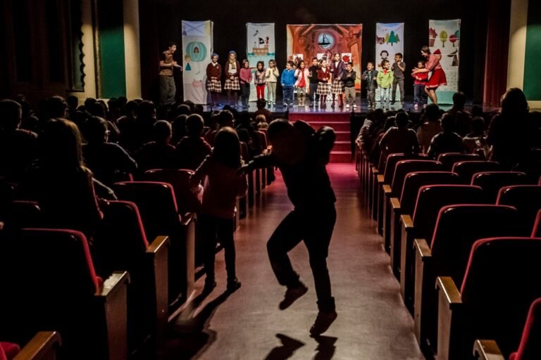 espectadores disfrutando de una obra teatral