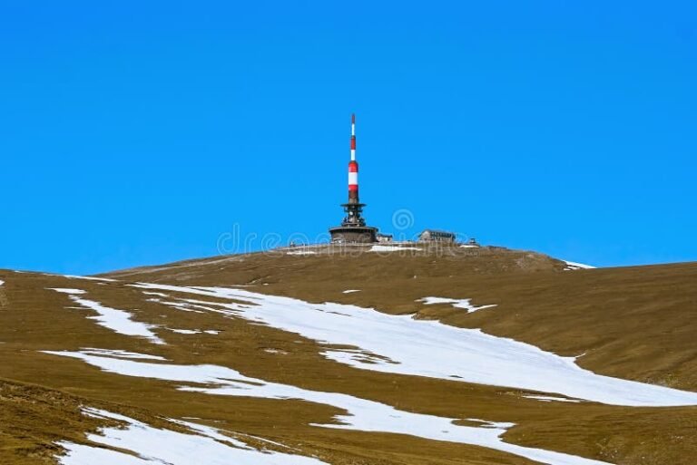 Qué actividades y servicios ofrece la radio Calchaquí en Tafí del Valle 23 estacion de radio en un paisaje montanoso