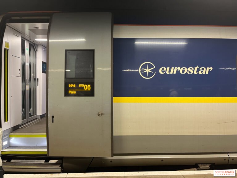 estacion de tren con horarios visibles